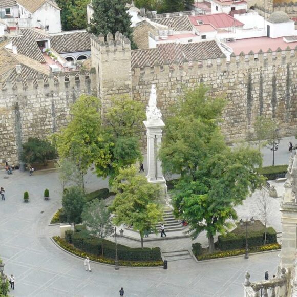 Trabajos de conservación en las puertas de acceso entre Plaza del Triunfo y Patio de Banderas